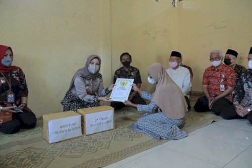 Bupati Klaten Salurkan Bantuan Baznas Kepada Warga Prambanan