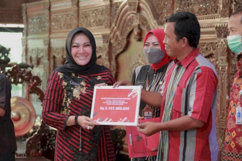 Bupati Klaten Serahkan Pagu Anggaran Khusus Kepada Desa TA 2022