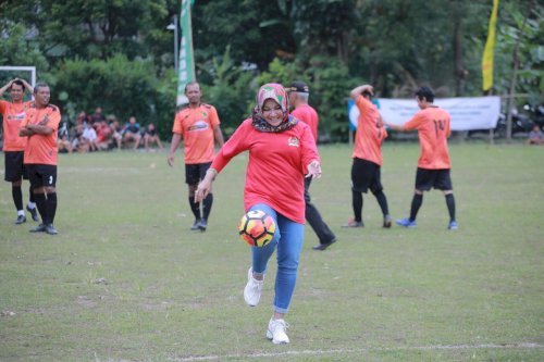 Buka Fun Game Sepakbola, Bupati Klaten Lakukan Tendangan Perdana