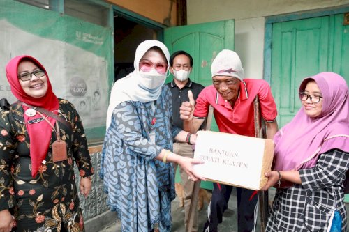 Pemkab Klaten Serahkan Bantuan Sosial Kepada Penderita Kanker di Jimbung