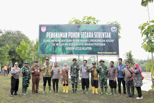 Kegiatan Penghijauan Bersama Danrem 074/Warastratama Di Bantaran Sungai Bengawan Solo Wilayah Kodim 0723/Klaten