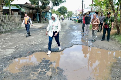 Tindak Lanjuti Keluhan Masyarakat, Bupati Klaten Cek Jalan Rusak Bayat – Wedi