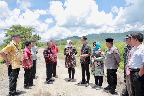 Respon Cepat Aduan Masyarakat, Bupati Klaten Tinjau Lokasi Longsor dan Jalan Rusak di Gantiwarno