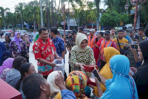 Bupati Klaten Bagikan Takjil di Alun-Alun Klaten