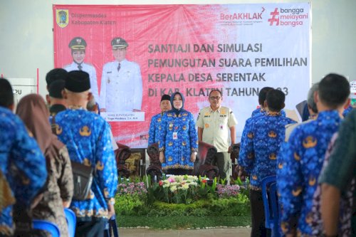 Bupati Klaten membuka Santiaji dan Simulasi Pemungutan Suara Pilihan Kepala Desa Serentak Gelombang I tahun 2023 di Kabupaten Klaten