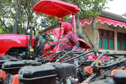 Bupati Klaten Launching Gerakan “Kemis Ora Nyego” dan Serahkan Bantuan Alsintan