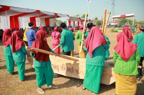 Penutupan TMMD Desa Beji, Kodim 0723 Klaten Berikan Bantuan Sembako Kepada Warga