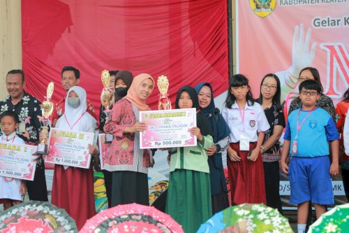 Penyerahan Hadiah Oleh Wakil Bupati Klaten Dalam Acara Lomba Lukis Payung Pelajar “Mlaten” Merindu Sindu Meniti Melati