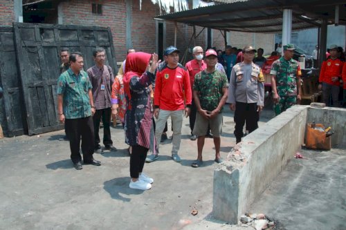 Bupati Klaten Berikan Bantuan Kepada Korban Kebakaran Di Desa Krajan Kalikotes