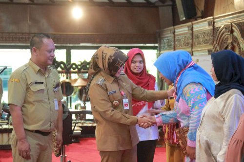 Bupati Sri Mulyani Wisuda 400 Ibu Hamil di Klaten