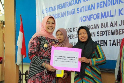 Bupati Klaten Serahkan Peningkatan Kesejahteraan GTTPTT K2 dan Non K2