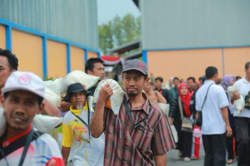 Presiden Jokowi Bagikan Bantuan Beras Premium di Gudang Bulog Meger Ceper