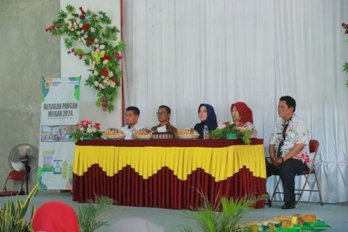 Bupati Klaten Serahkan Bantuan Pangan Murah Kepada Masyarakat Juwiring