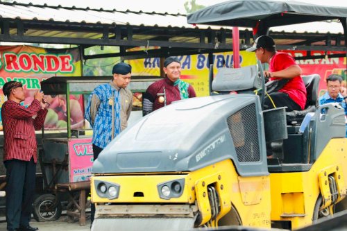 Bupati Klaten Mas Hamenang & Wabup Klaten Mas Benny Sidak Perbaikan Jalan dan Pemasangan PJU di Ruas Jalan Kalikebo – Trucuk