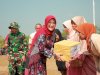Penutupan TMMD Desa Beji, Kodim 0723 Klaten Berikan Bantuan Sembako Kepada Warga