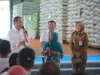 Presiden Jokowi Bagikan Bantuan Beras Premium di Gudang Bulog Meger Ceper