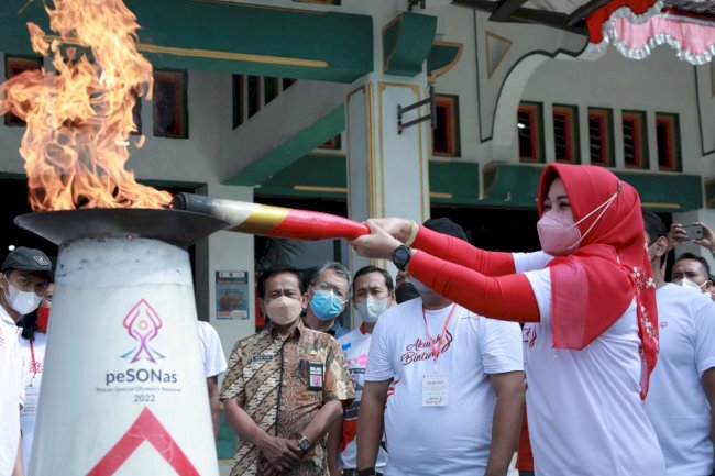 Bupati Klaten Terima Kirab Obor dari Kabupaten Boyolali dalam rangka Pekan Spesial Olimpiade Nasional SOINA 2022