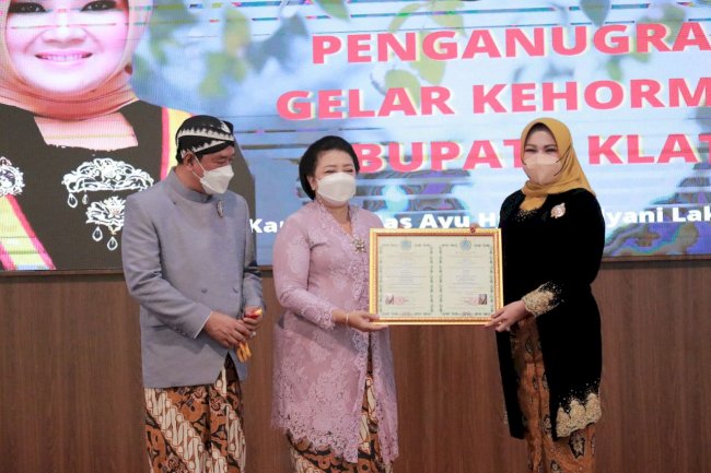 Bupati Klaten Terima Gelar Kehormatan, Kanjeng Mas Ayu Hj Sri Mulyani Laksminto Arum, SM Dari Keraton Surakarta