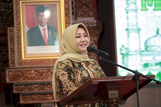 Bupati Klaten bersama Pejabat BUMN dan BUMD yang ada di Klaten serahkan zakat kepada Baznas.