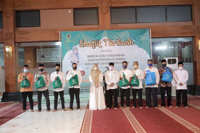 Penutupan Rangkaian Tarling 1443H, Bupati Klaten Serahkan 381 Sembako dan Tinjau Pelaksanaan Iktikaf
