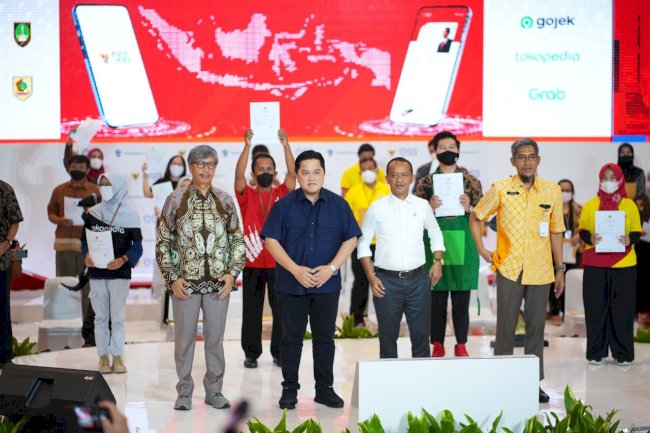 Serahkan NIB Bagi UMK Se Solo Raya, Menteri Investasi : Permudah Akses dan Bebas Pungli