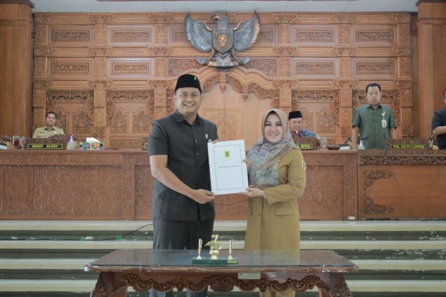 Bupati Klaten Sampaikan Penjelasan Dan Pengantar Raperda Rancangan APBD Tahun 2023