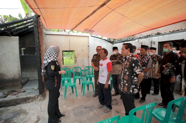 Wujud Kepedulian, Pemkab Klaten Serahkan Bantuan Kepada Korban Kebakaran