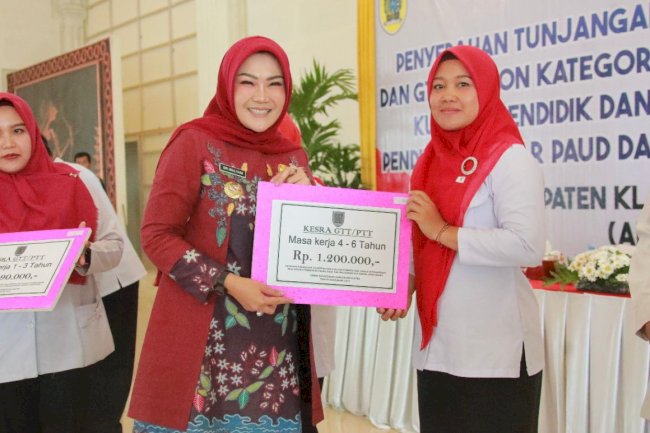 Bupati Klaten Serahkan Tunjangan Kesejahteraan GTT/PTT Kategori II dan GTT/PTT Non Kategori II Kabupaten Klaten TA 2023