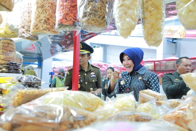 Jelang Nataru, Bupati Klaten Sidak Stok Kebutuhan Pokok