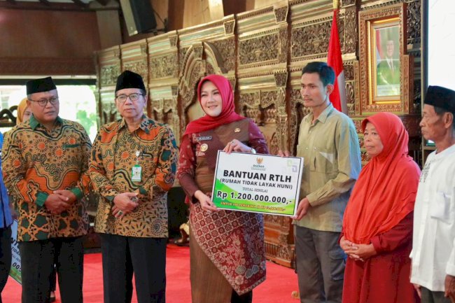 Bupati Klaten Serahkan Bantuan RTLH, BPRR dan Jambanisasi Dari Baznas Klaten