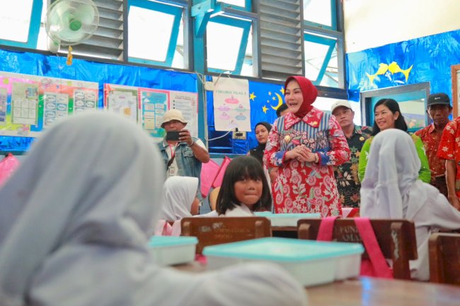 Bupati Sri Mulyani Pantau Uji Coba Makan Bergizi Gratis Sejumlah Sekolah di Klaten