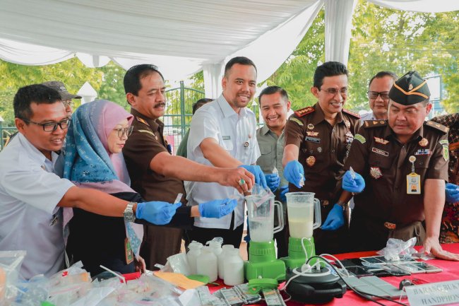 Komitmen Berantas Mirasantika, Plh Bupati Klaten Musnahkan Barang Bukti Perkara Inkracht