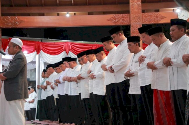 Pemkab Klaten Gelar Salat Isya dan Tarling Berjamaah Perdana di Rumah Dinas Bupati Klaten