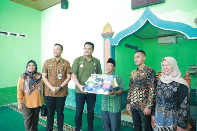 Pemberian Tali Asih Kepada Ta'mir Masjid sekaligus Pemberian Bantuan Kepada Warga Desa
