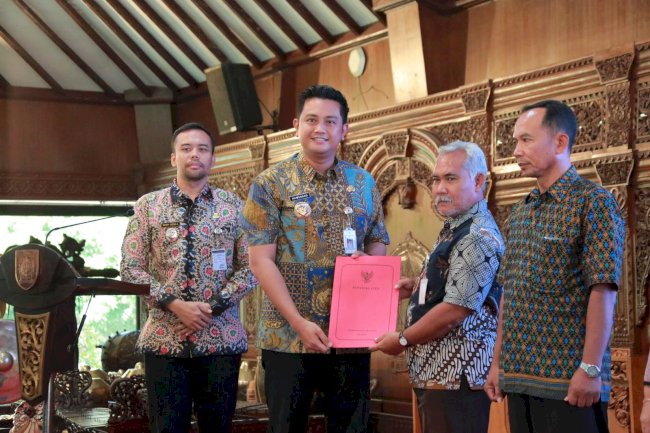 Bupati Klaten Serahkan Pagu Bantuan Keuangan Khusus Kepada Pemerintah Desa TA 2025