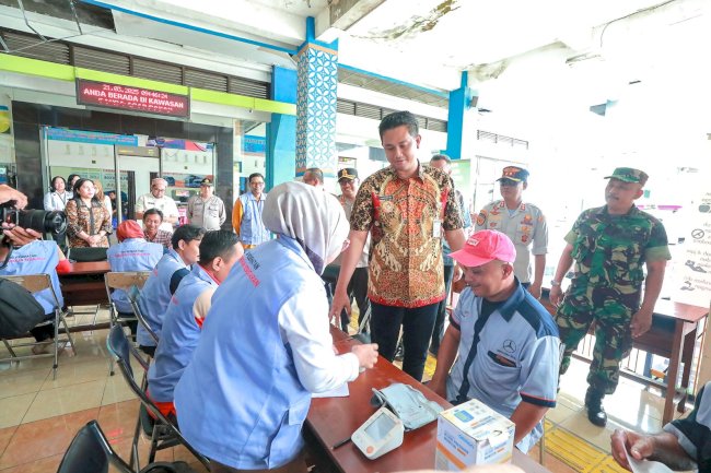 Pastikan Perjalanan Mudik Aman, Pemkab Klaten Lakukan Cek Kesehatan Bagi Pengemudi Bus di Terminal Ir. Soekarno