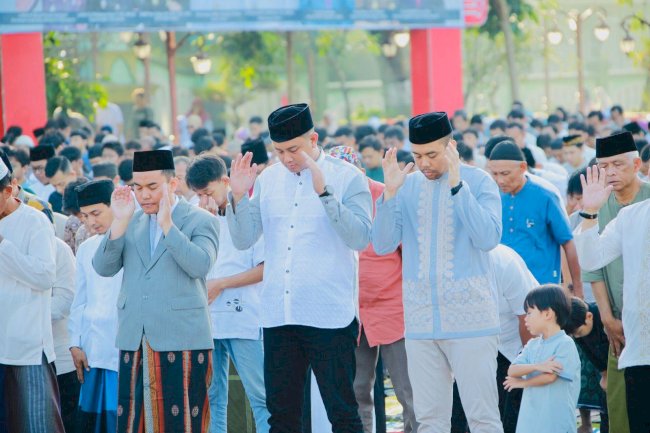 Bupati, Wabup dan Ribuan Warga Muslim Klaten Lakukan Salat Idul Fitri di Alun-alun Klaten
