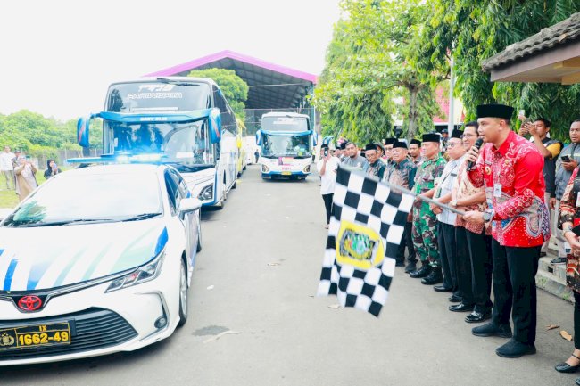 Bupati Klaten Mas Hamenang Melepas Keberangkatan Jamaah Calon Haji Kloter 76