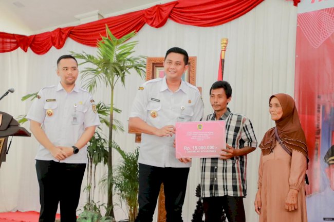 Wujud Nyata Kepedulian terhadap Hunian Layak, Bupati Klaten Serahkan Bantuan Sosial Perbaikan RTLH untuk 227 Lokasi