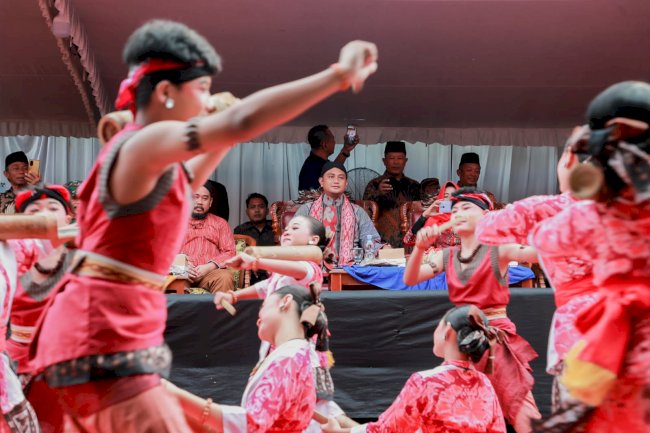 Semangat Kebersamaan Terpancar dan Lestarikan Warisan Leluhur, Bupati Klaten Turut Serta dalam Kirab Budaya Grebeg Pasar Tradisional Masaran Cawas Tahun 2025