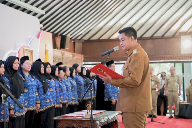 Bupati Klaten Mas Hamenang Serahkan 96 SK PPPK Tahap II Formasi Tahun 2024
