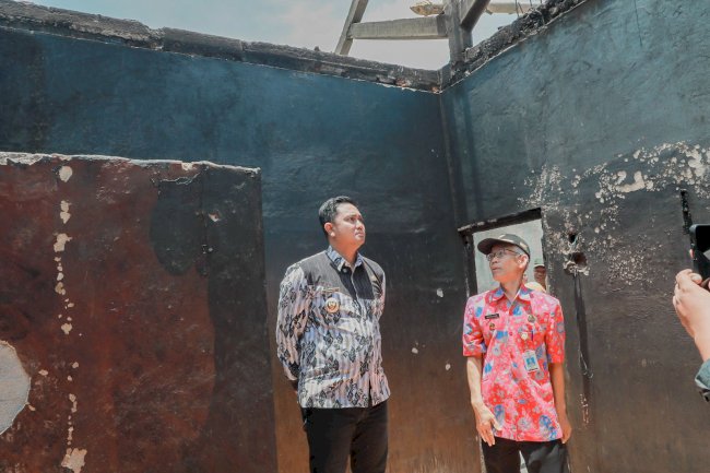 Bupati Klaten Berikan Santunan Kepada Korban Kebakaran Rumah di Mireng Trucuk