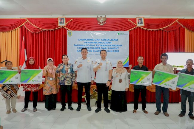 Bupati dan Wakil Bupati Klaten Serahkan Bantuan Jaminan Sosial Kepada Buruh Tani Tembakau