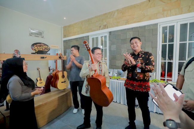 Bupati Klaten Dampingi Menteri Perdagangan RI Kunjungi Pabrik Gitar Jr Sanjaya di Juwiring