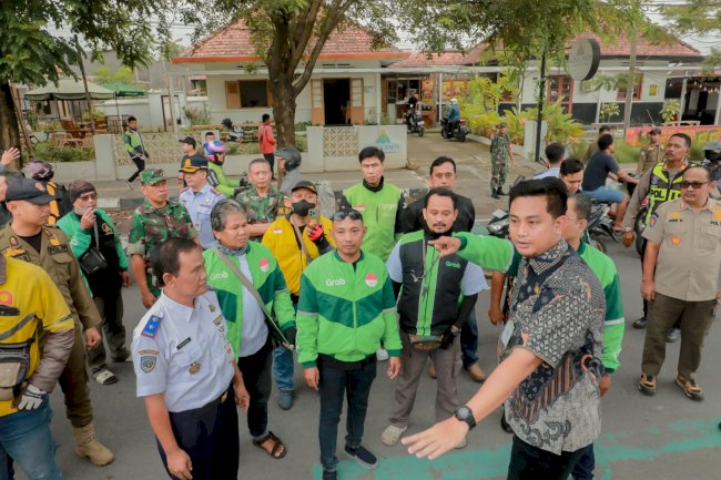 Bupati Klaten Sosialisasikan Titik Pick Up Ojek Pangkalan dan Ojek Online di Stasiun Klaten