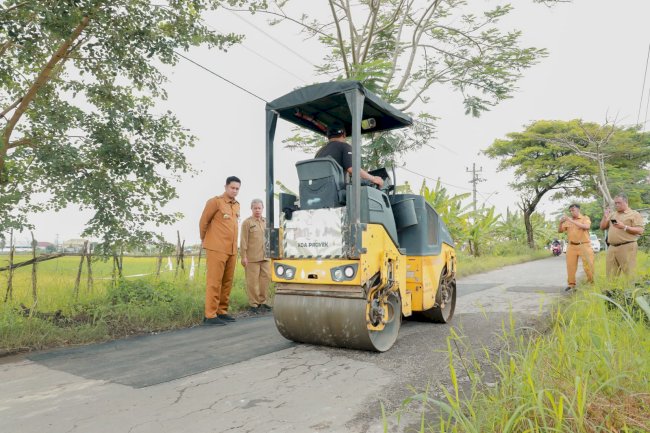 Bupati Klaten Tinjau Perbaikan Tambal Sulam Jalan dr. Soepomo