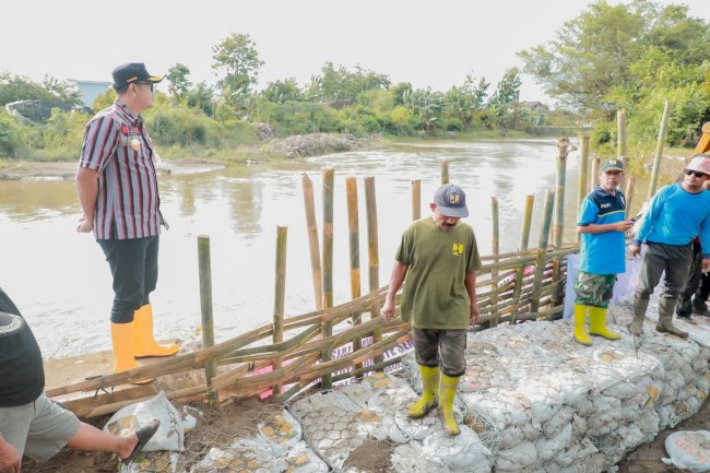 Bupati Klaten Mas Hamenang Tinjau Penanganan Tanggul Jebol di Desa Bawak