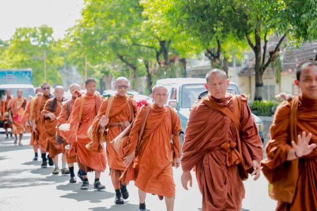 Bupati Klaten Lepas Bhikkhu Indonesia Walk for Peace 2026 Menuju Borobudur