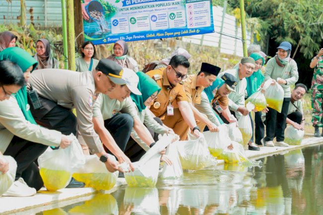 Bupati Klaten Ajak Masyarakat Gemar Konsumsi Ikan, Tebar 10.000 Benih Tawes di Embung Desa Malangan