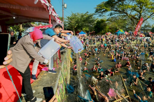 Ribuan Warga Meriahkan Festival Memet Ikan, Bupati Ajak Masyarakat Budayakan Gemar Makan Ikan